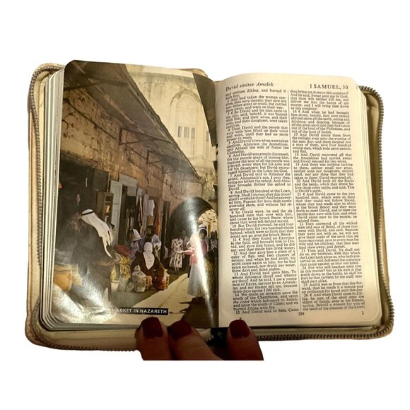 VTG WHITE LEATHER 70s HOLY BIBLE ILLUSTRATED OLD NEW TEST PUBLISHED IN THE UK - Picture 4 of 8